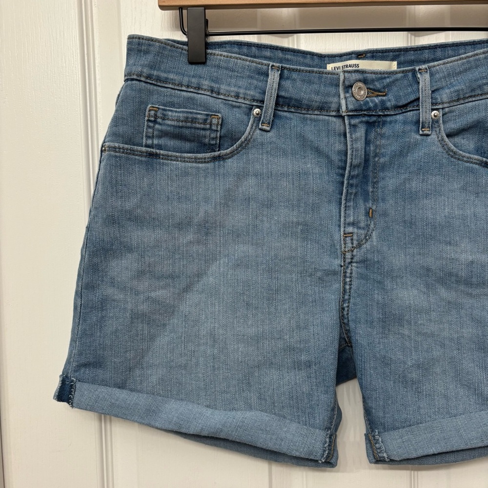 Light Wash Cuffed Denim Shorts | Levi’s 10 (W30) - Picture 3 of 12